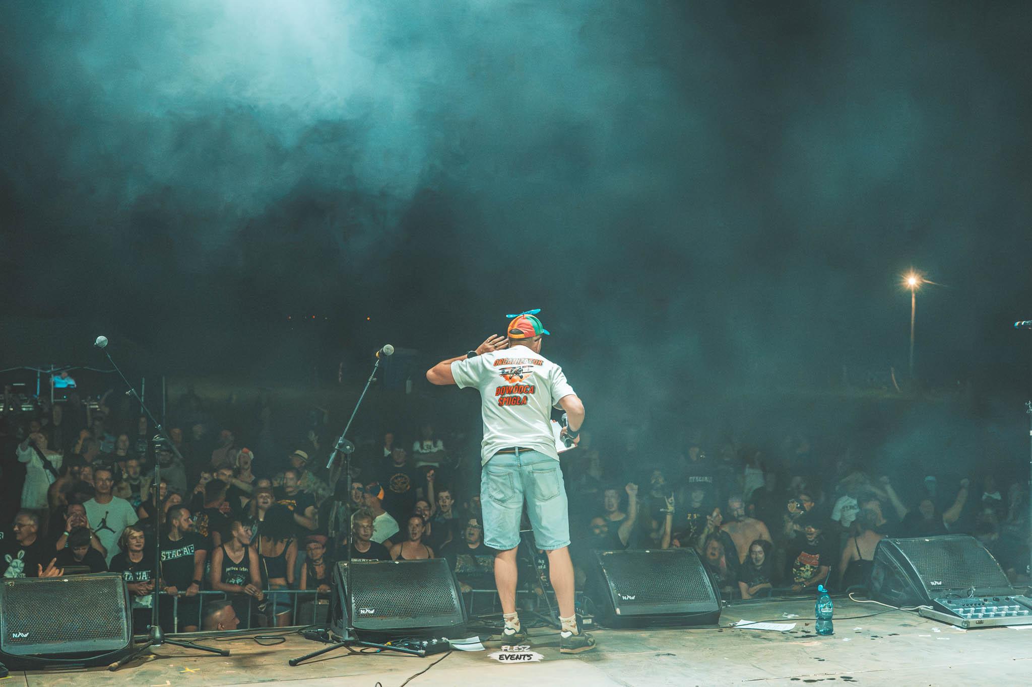Stacja B.