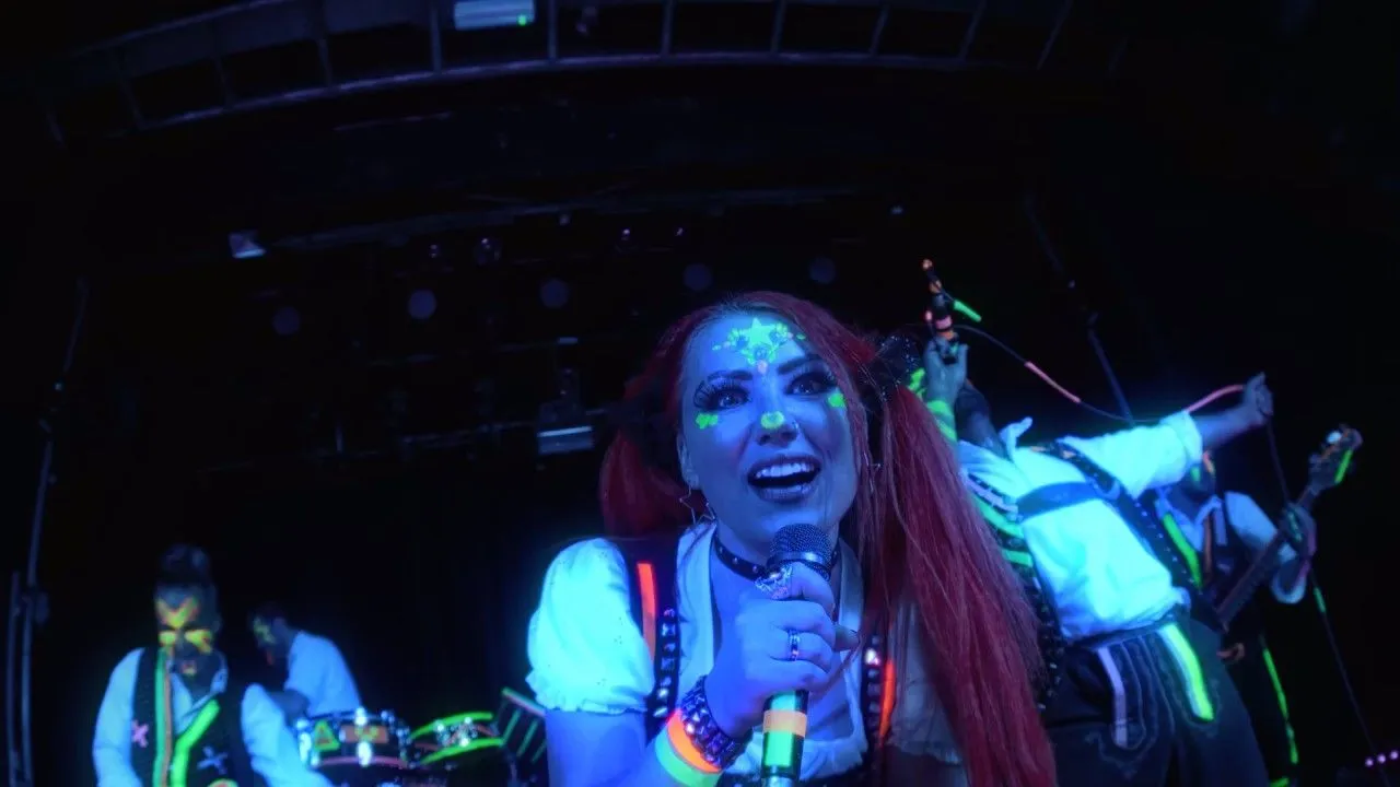 "i physically like you" - posłuchaj nowego singla Kontrust